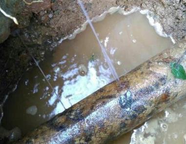 苍梧楼顶渗水维修公司分享下地暖漏水的原因及检测方法。